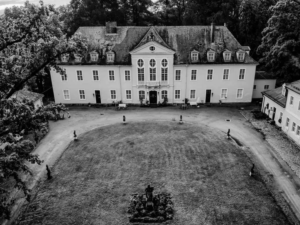 Winterhochzeit in einem schönen Barockschloss