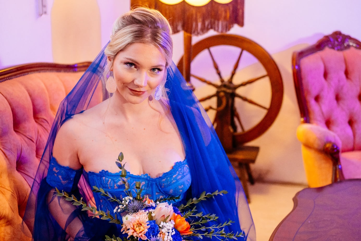 Braut in blauem Hochzeitskleid
