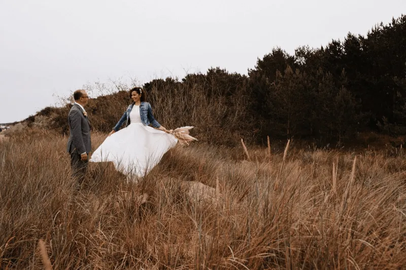 Glückliches Paar nach Onlinedating Einige meiner Hochzeitspaare, für die ich die Hochzeit plane, haben sich durch Online-Dating kennen gelernt