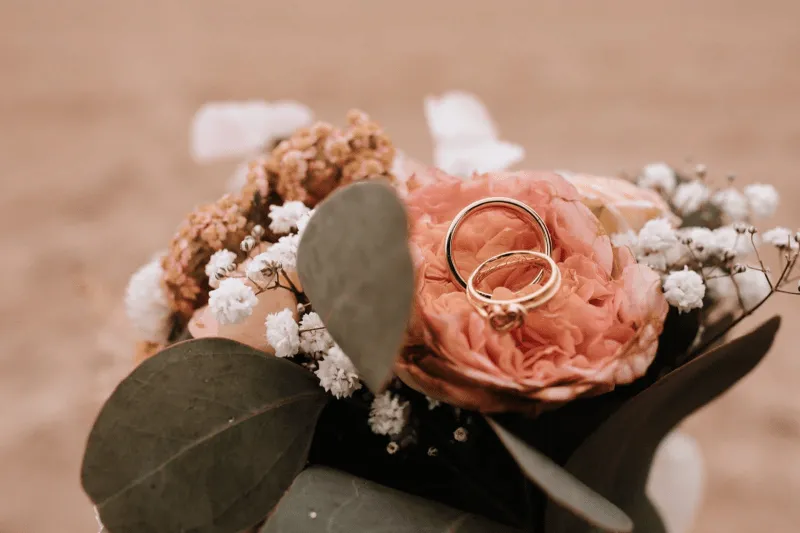 Hochzeitsblumen mit Ringen