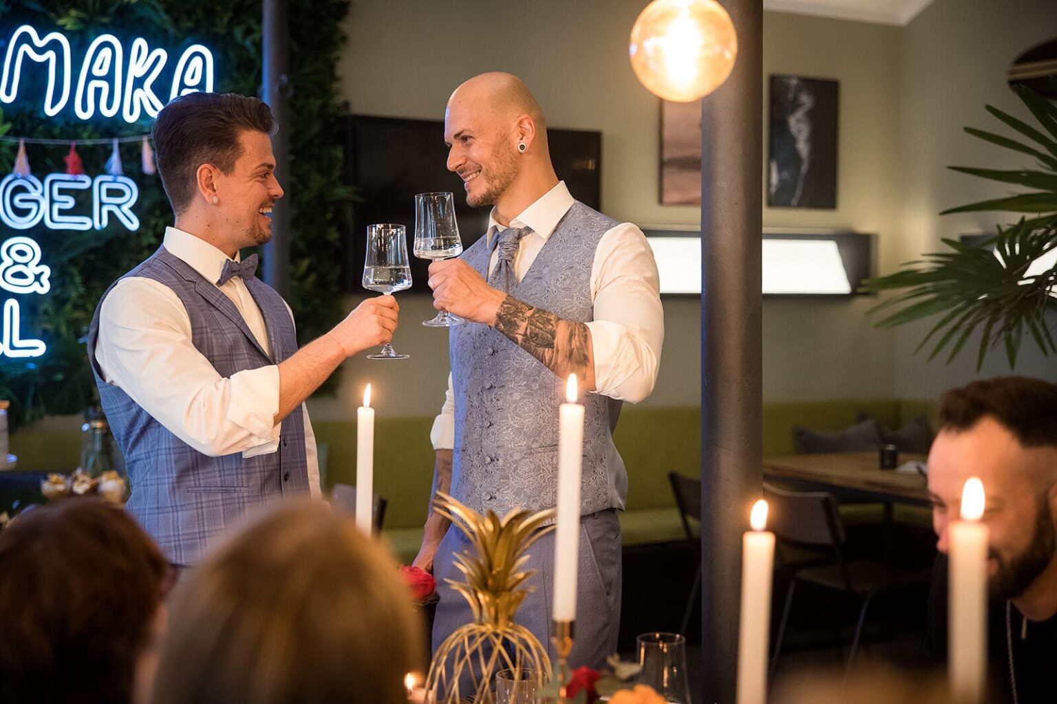 Kerzenhalter Kerzenhalter zur Hochzeit im Vordergrund