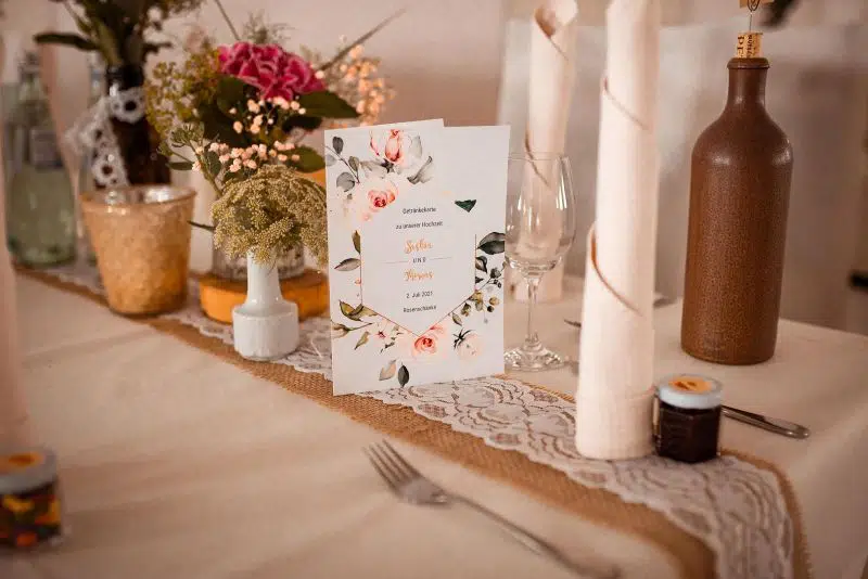 Geschmackvolle Tischdeko auf der eigenen Hochzeit